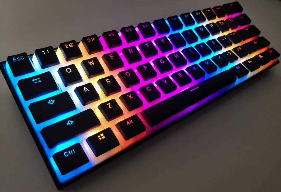 NECESITO UNO ASI... Alguien sabe donde lo puedo conseguir es hermoso a no  mentira no lotengo ashuda plisss dond… | Keyboard, Video game room design,  Pc gaming setup